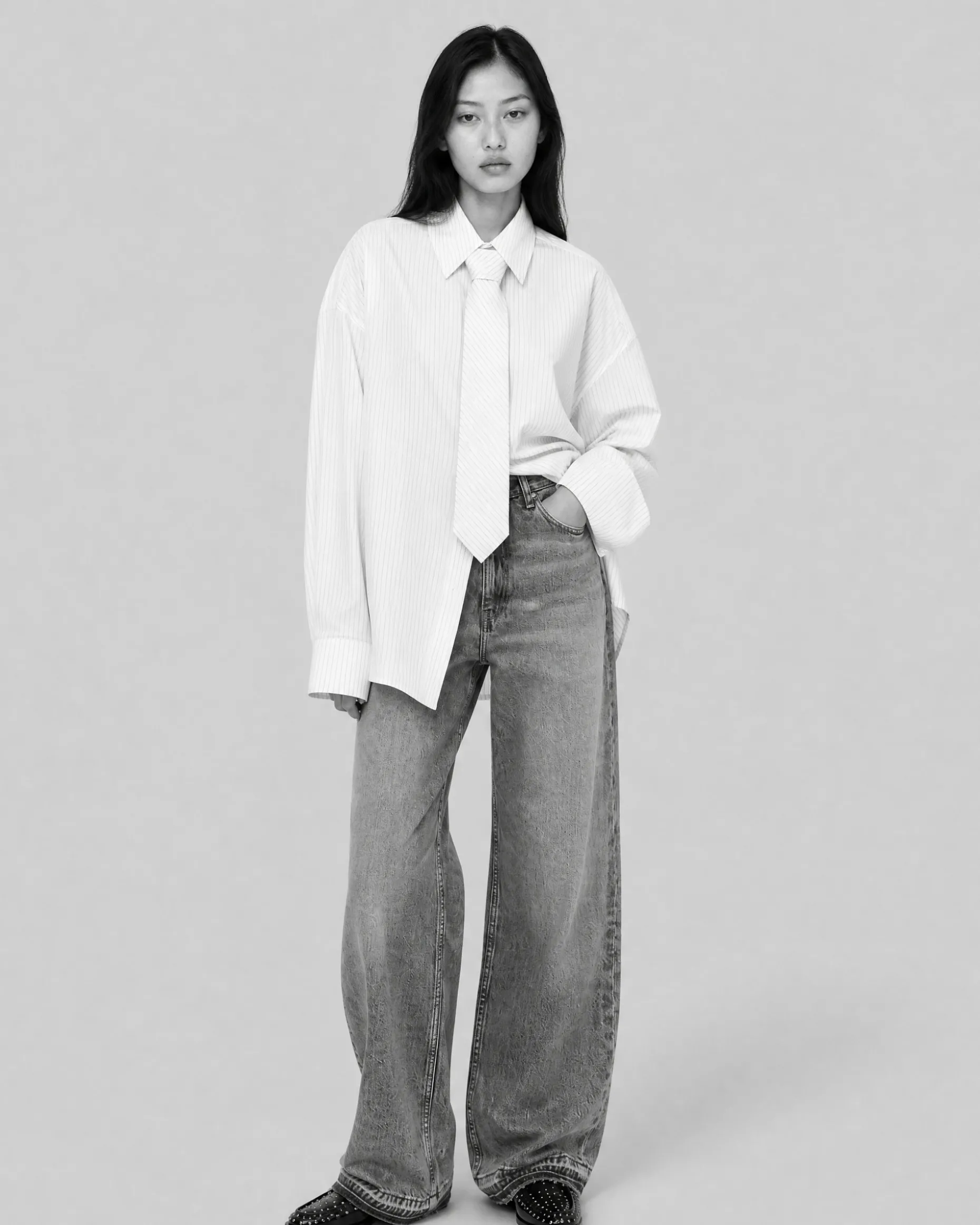 Chemise en coton rayée avec cravate blanche