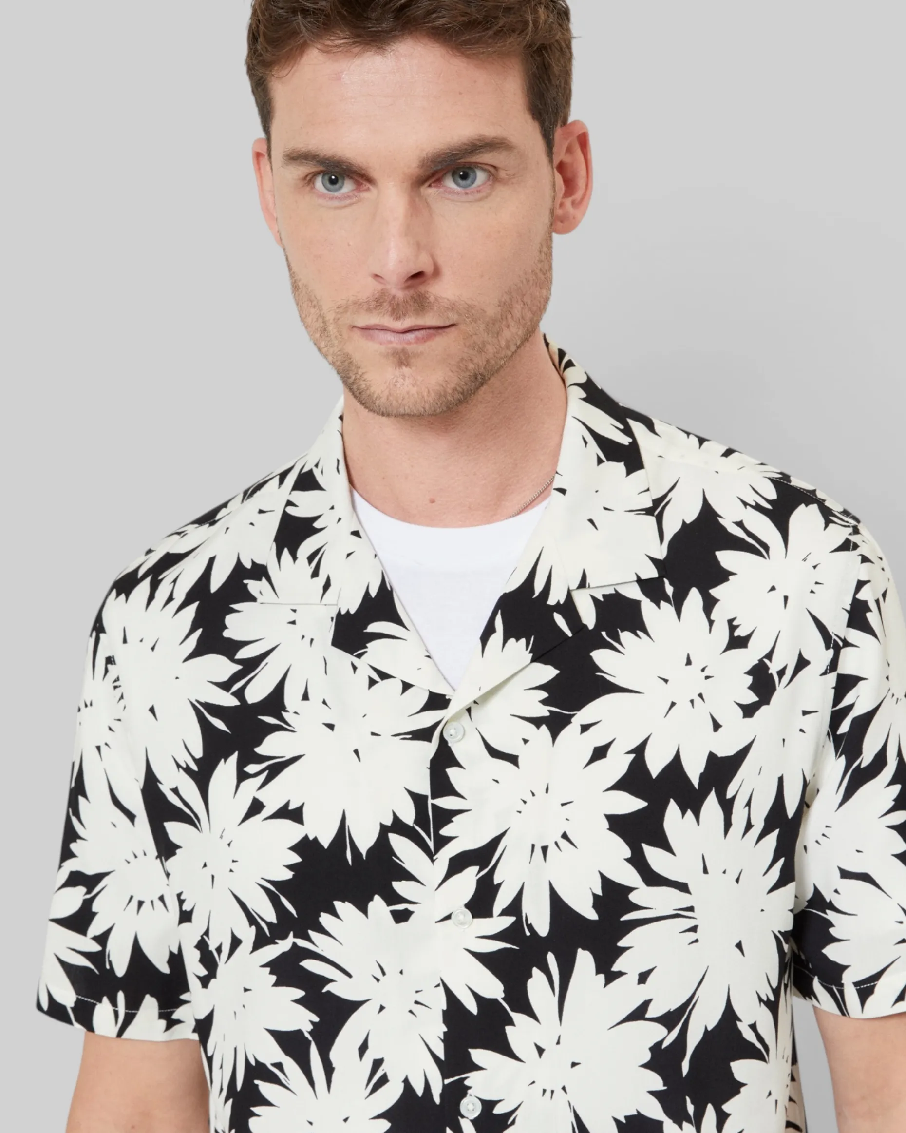 Chemise manches courtes imprimé fleuri noire