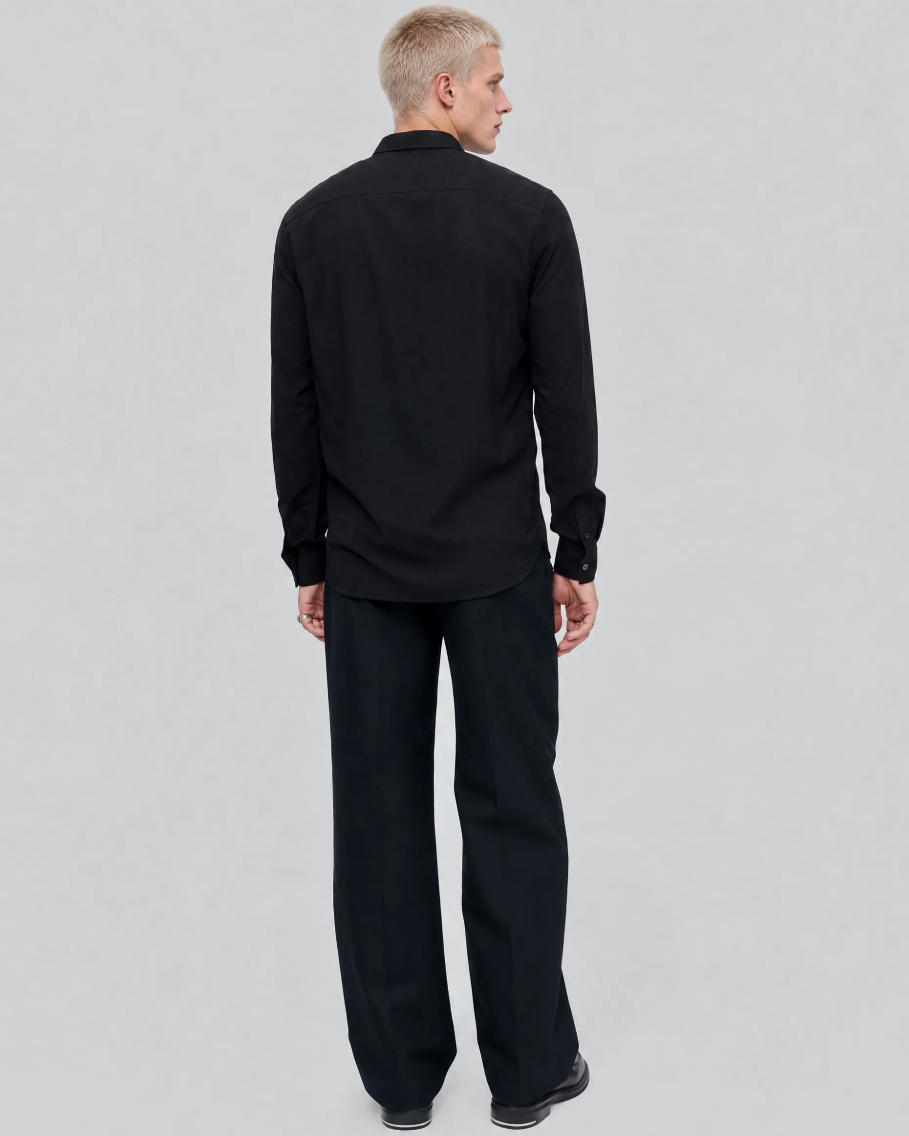 Chemise noire avec broderie
