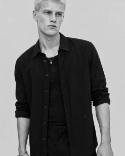Chemise noire avec broderie