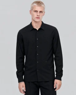Chemise noire avec broderie