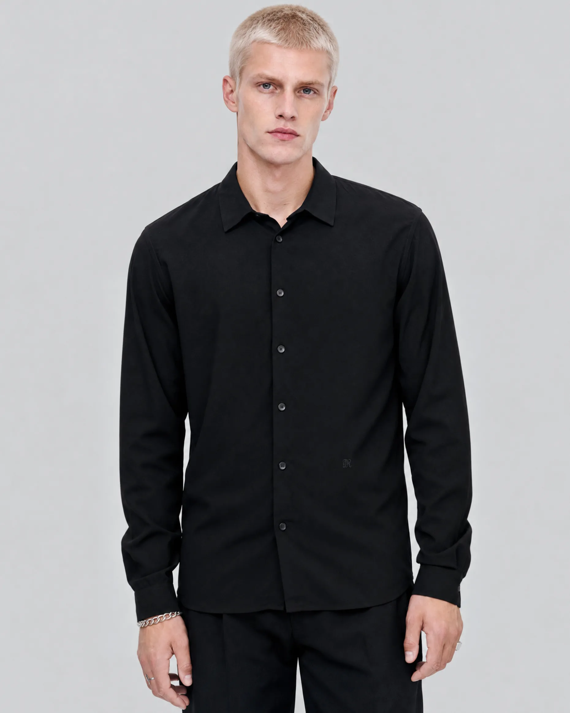 Chemise noire avec broderie