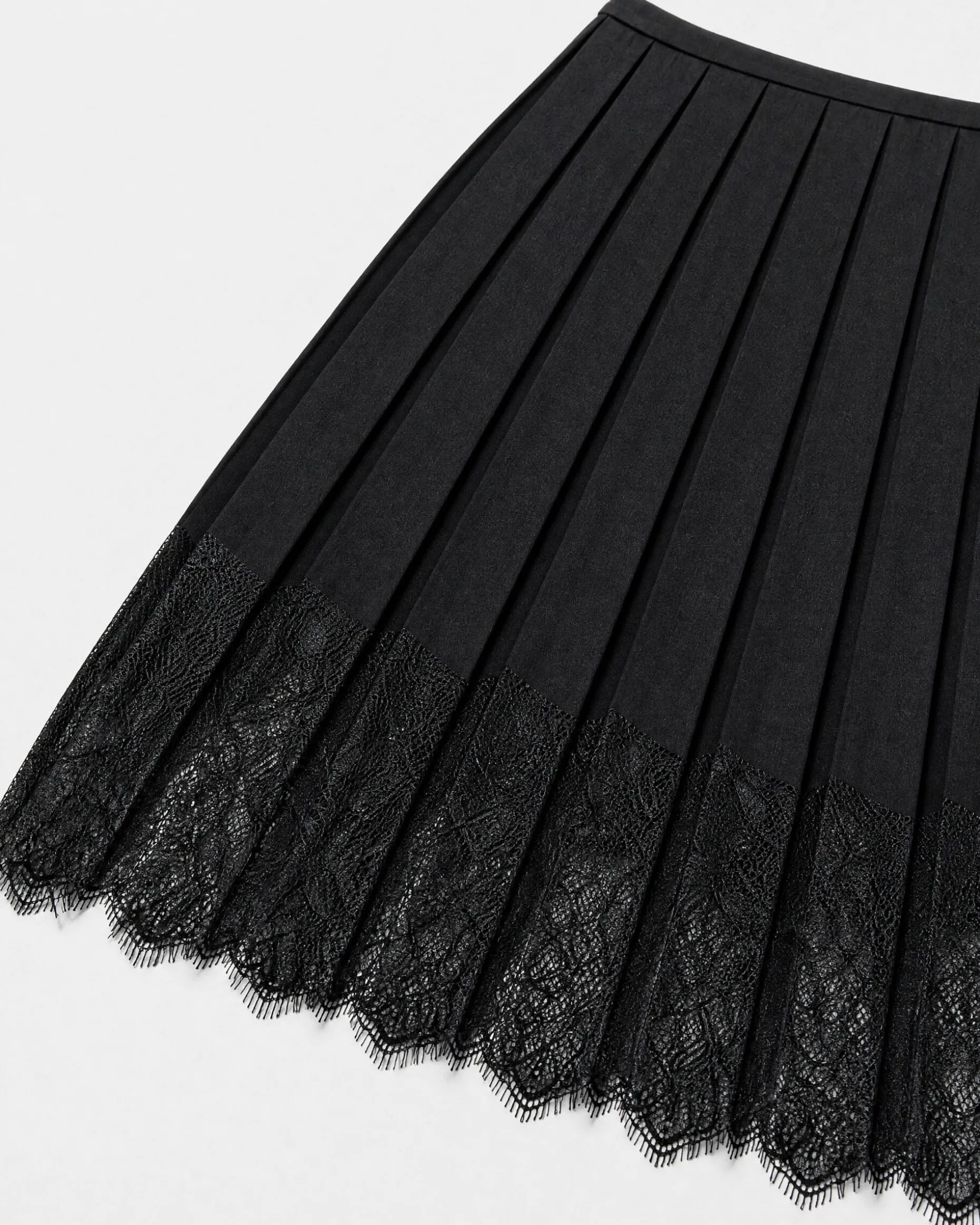Jupe courte avec dentelle noire