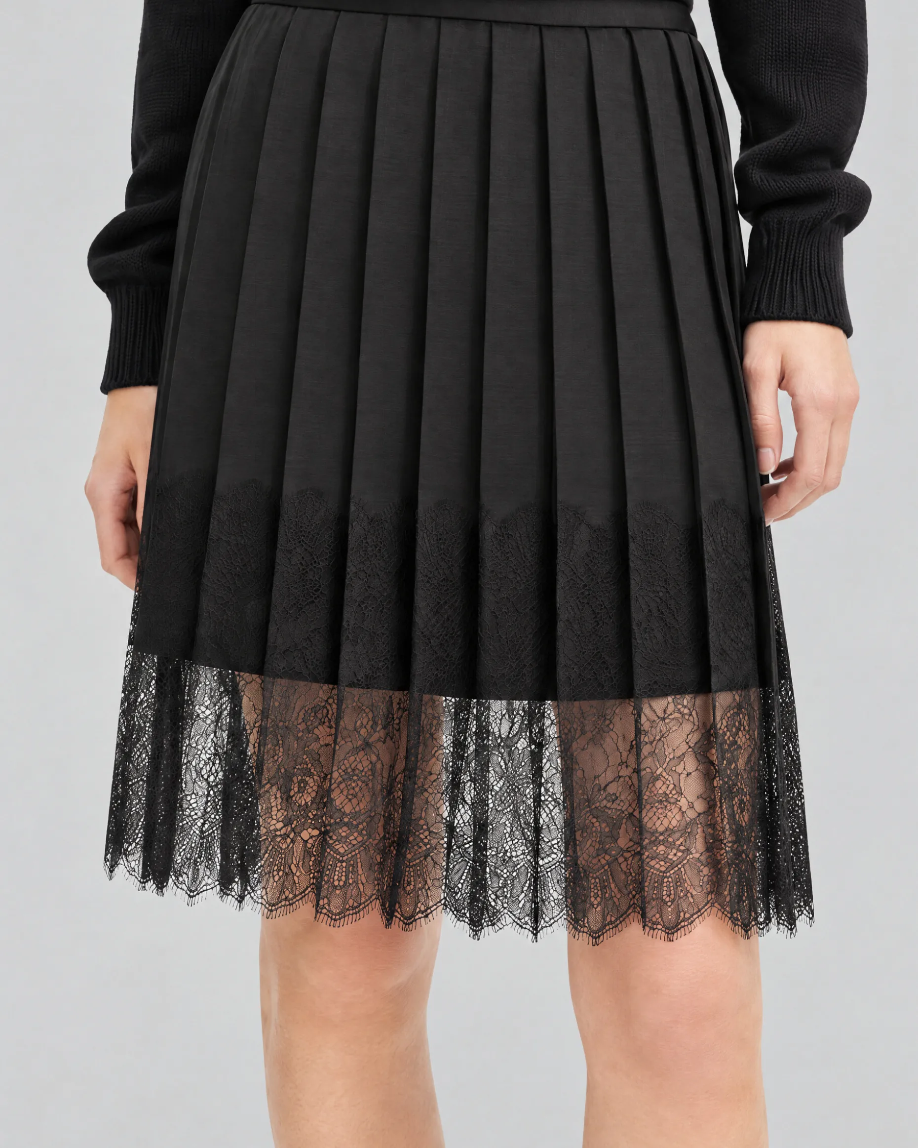 Jupe courte avec dentelle noire