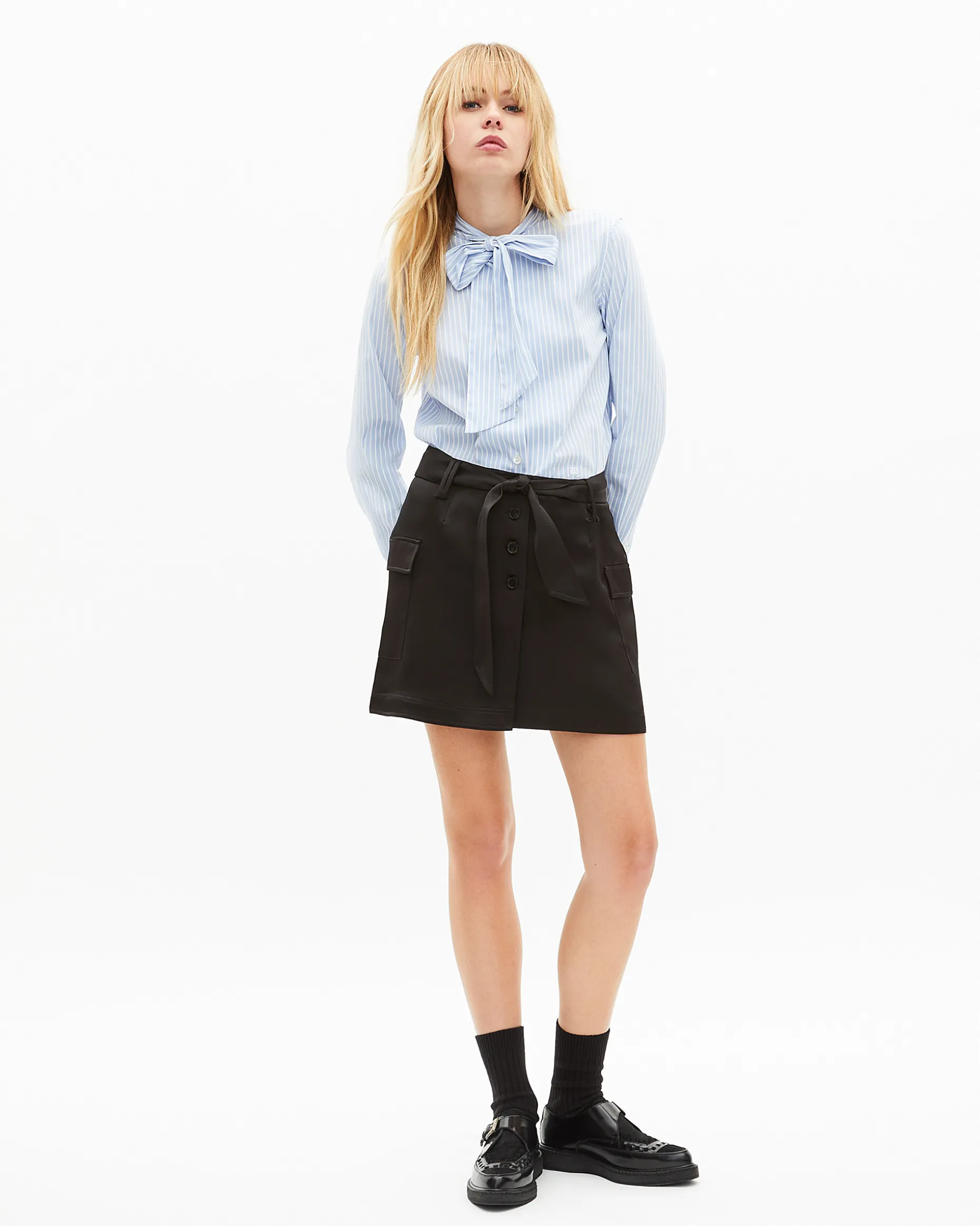 Jupe courte en satin noire