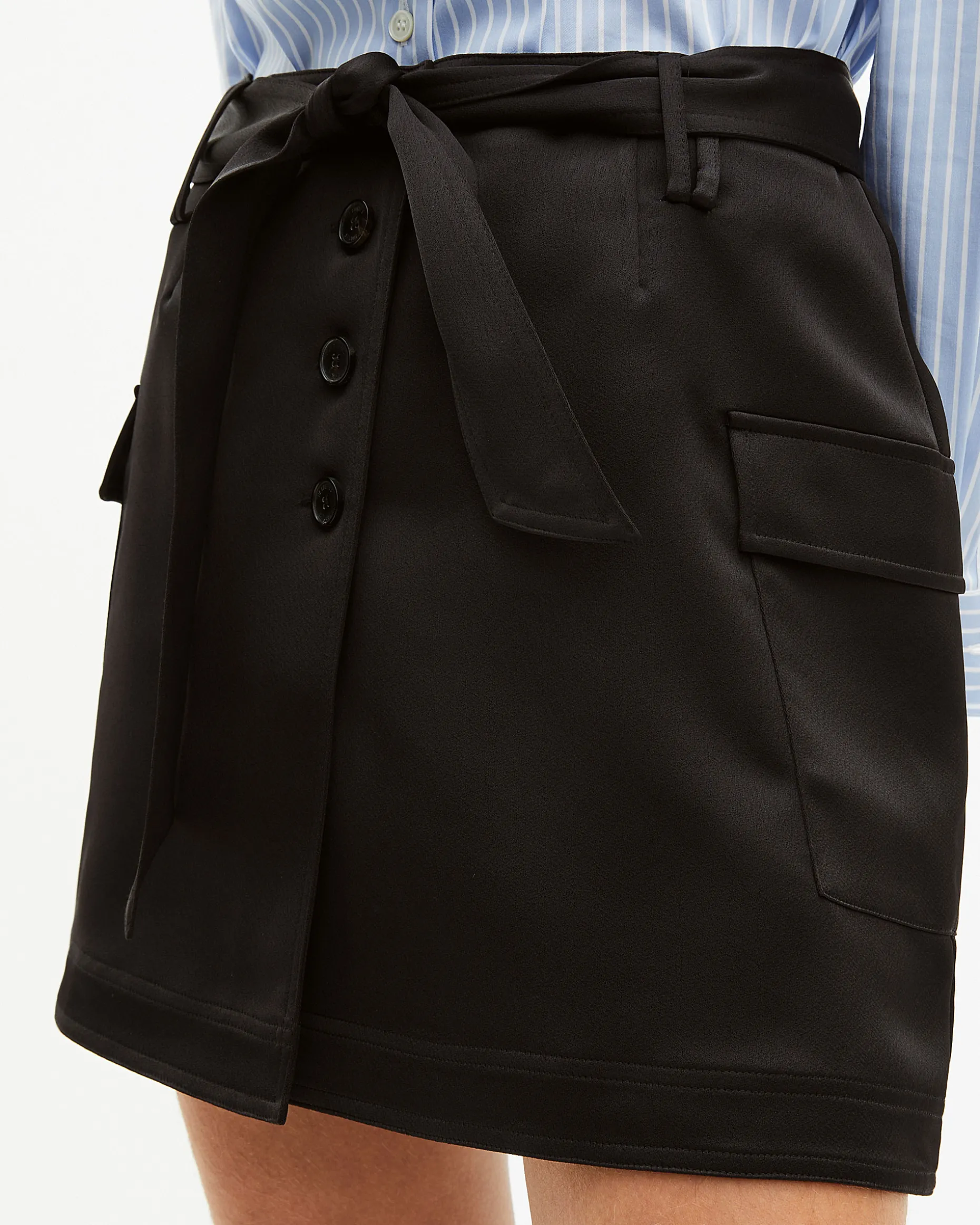 Jupe courte en satin noire