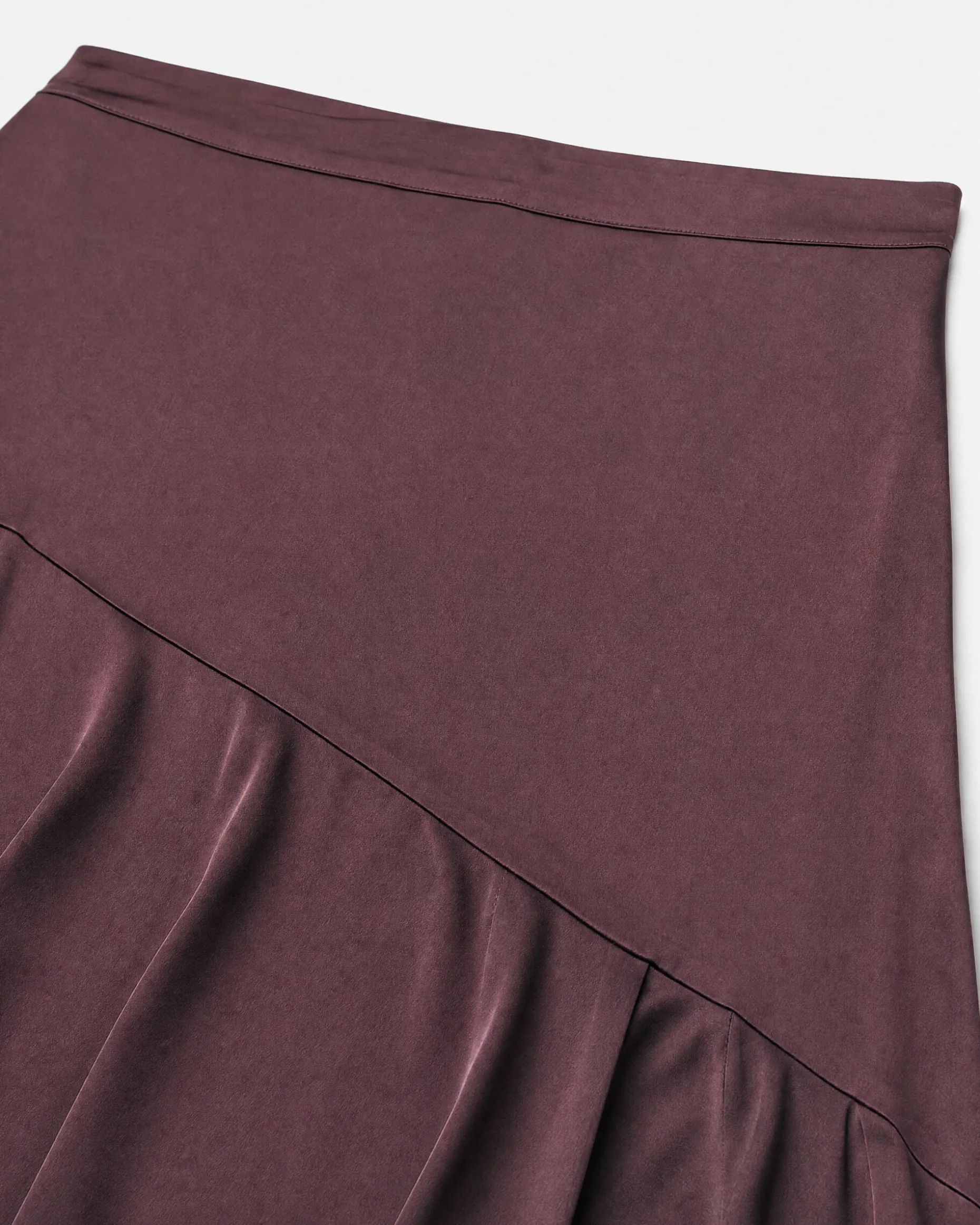 Jupe midi en satin avec chaîne dorée marron