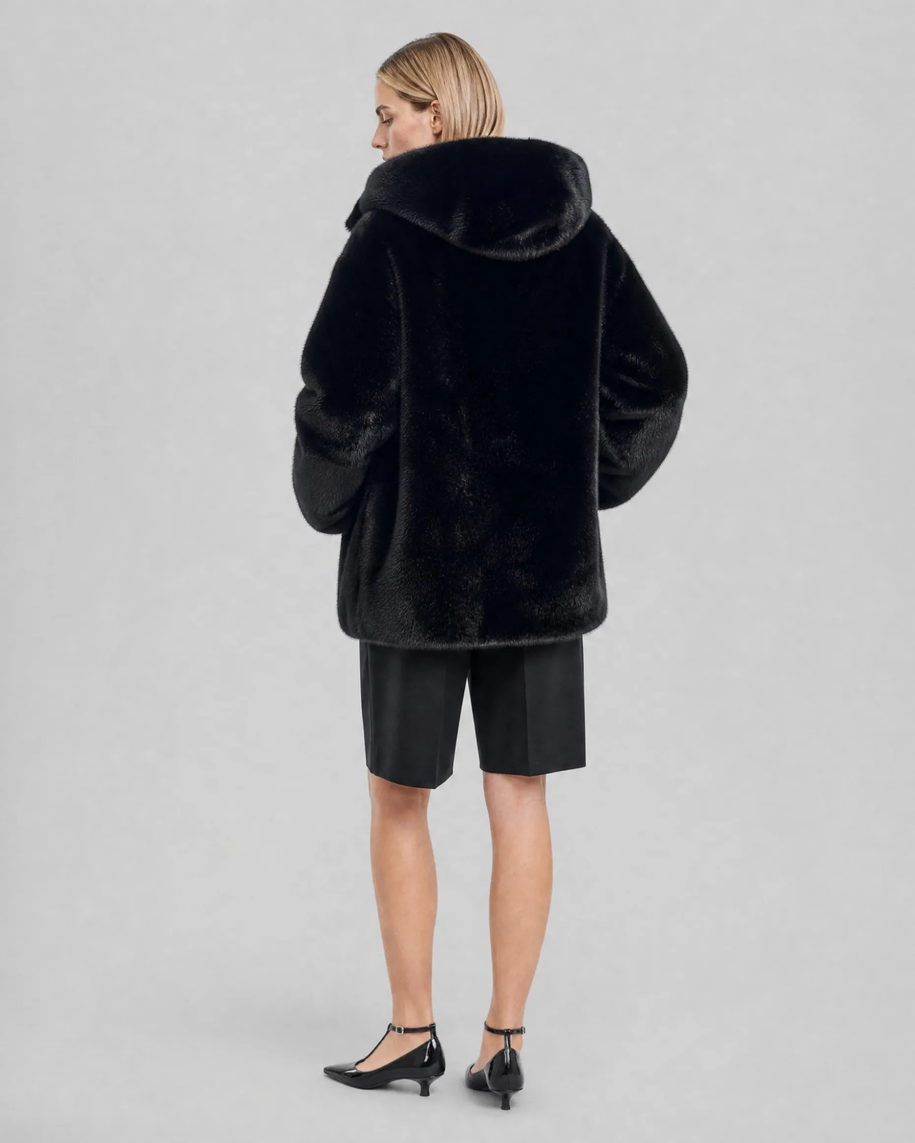 Manteau en fausse fourrure à capuche noir
