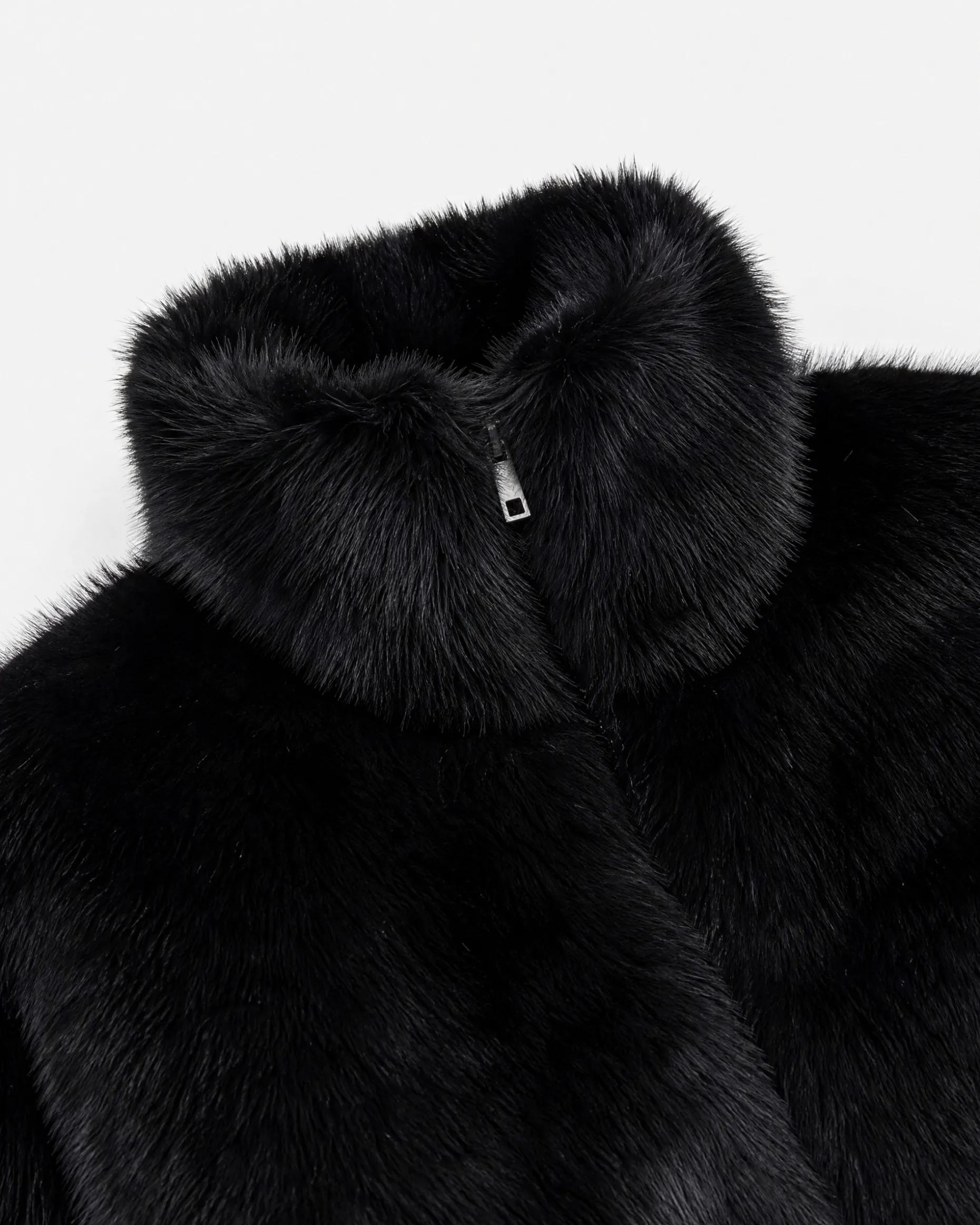Manteau en fausse fourrure col montant noir