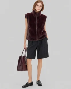 Manteau sans manches en fausse fourrure bordeaux