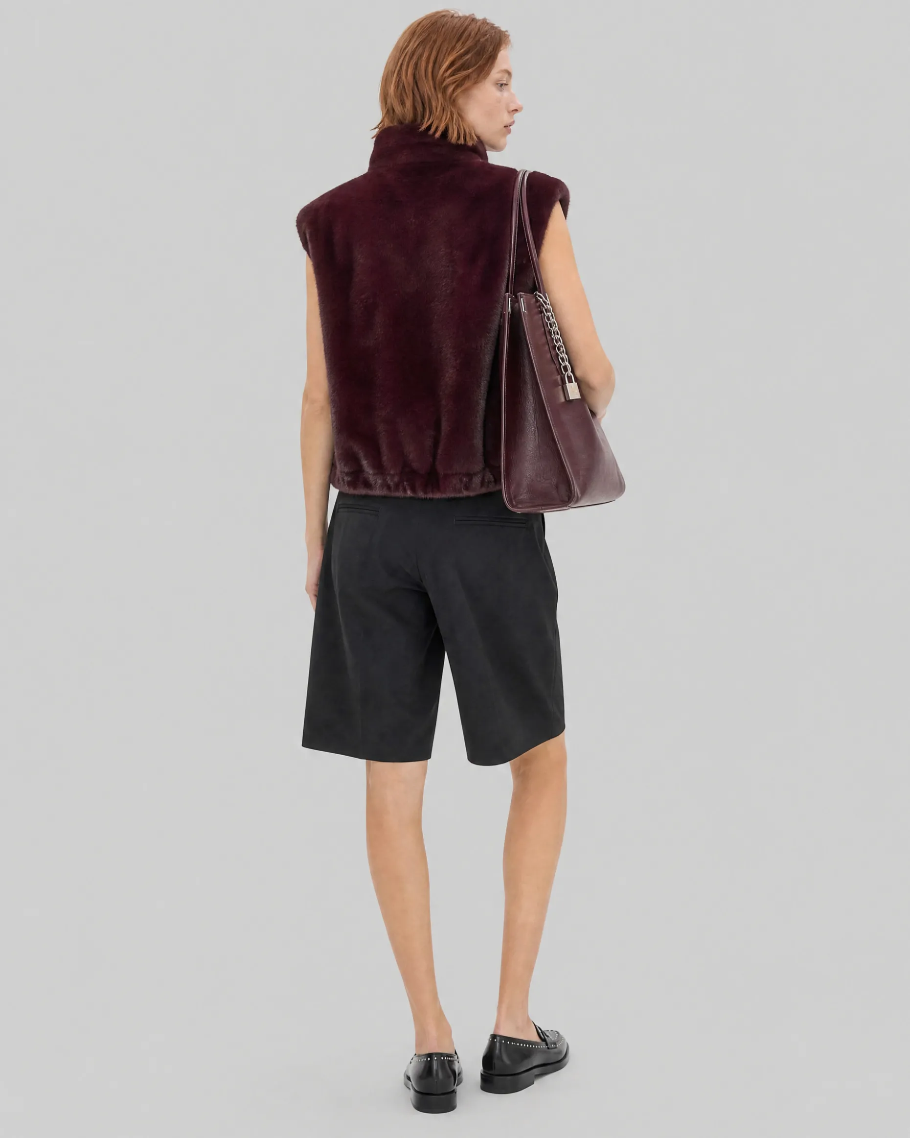 Manteau sans manches en fausse fourrure bordeaux