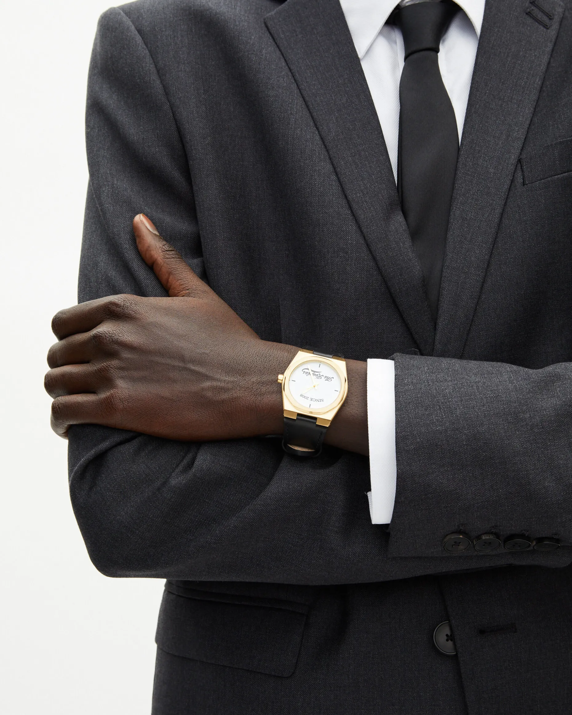 Montre avec logo et bracelet en cuir noir