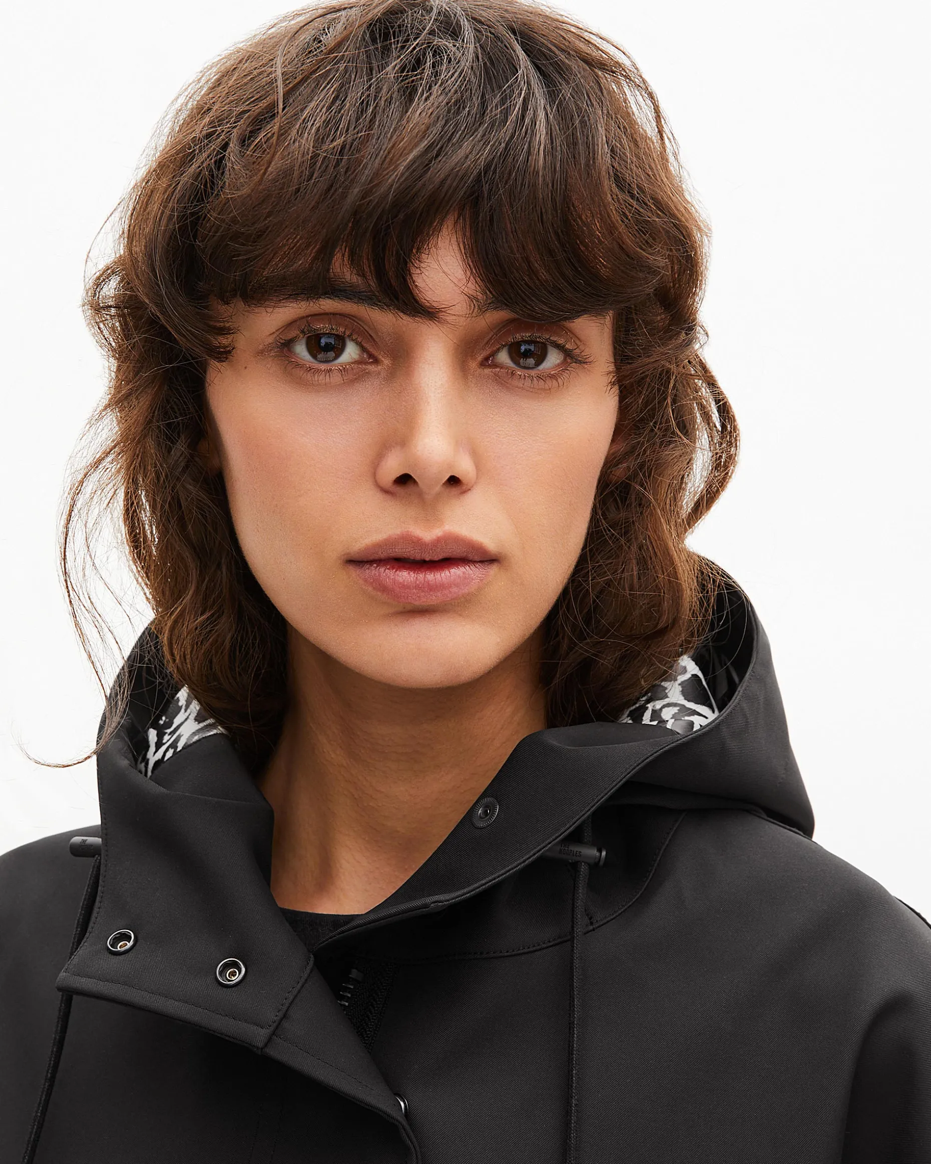 Parka longue à capuche noire