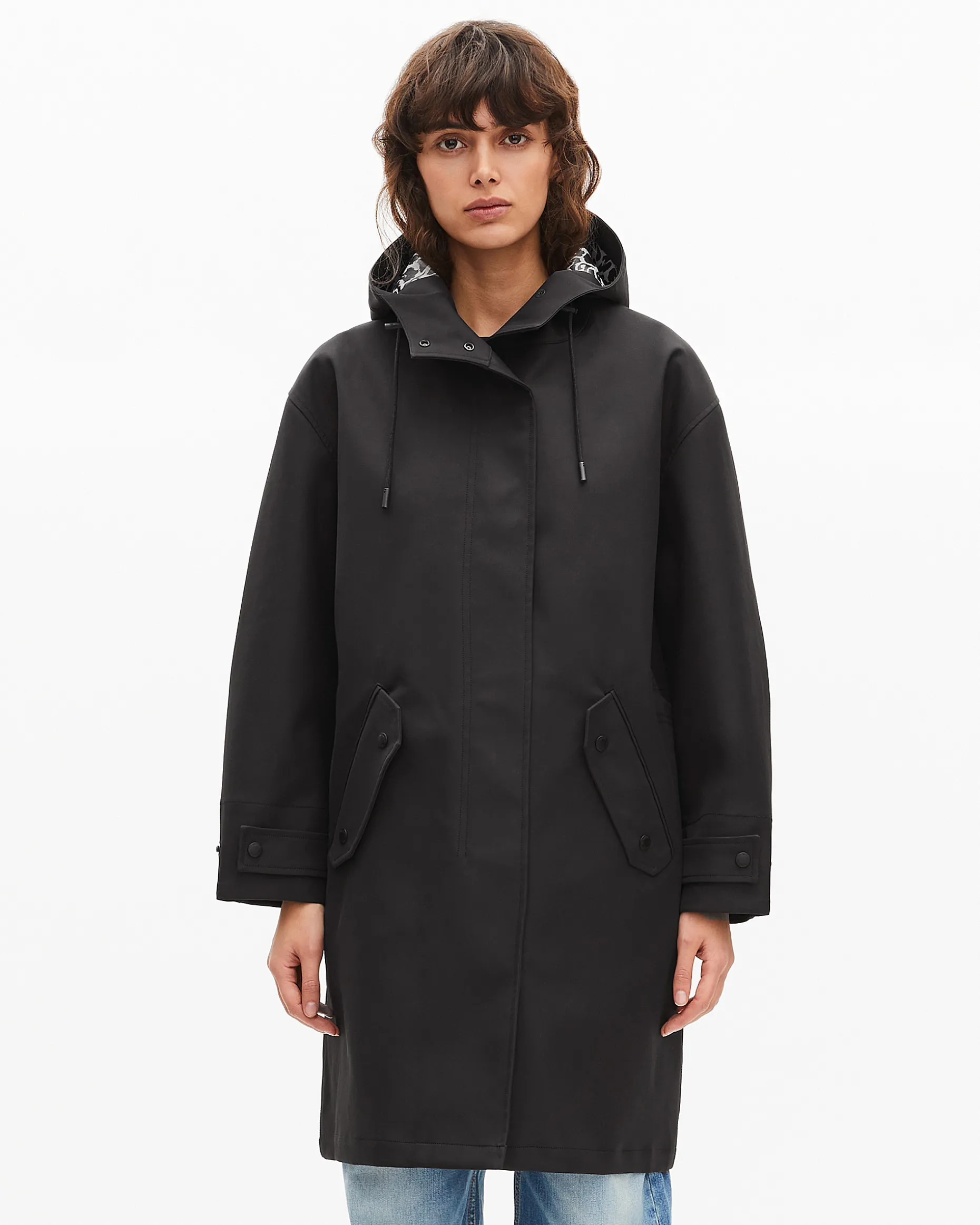 Parka longue à capuche noire