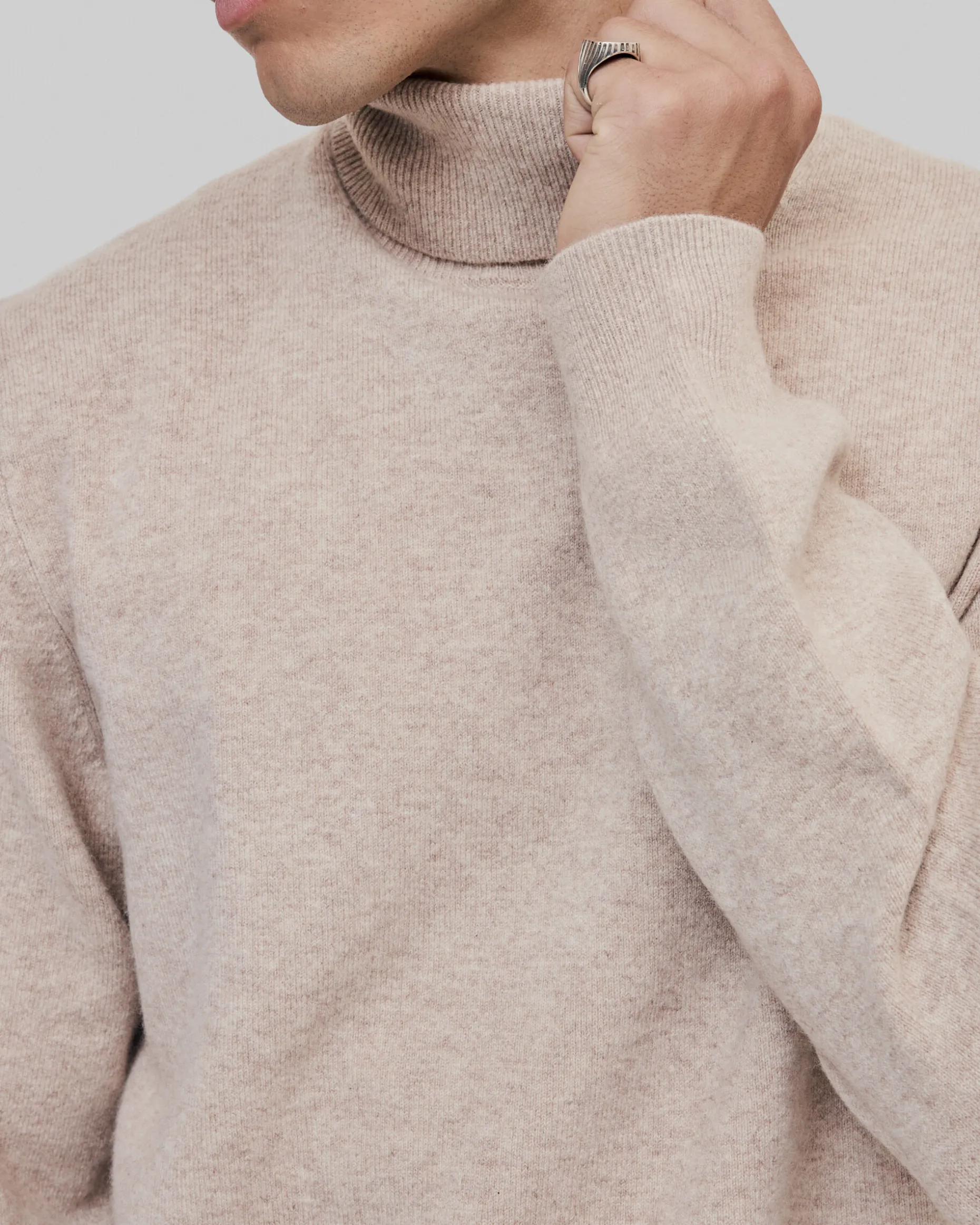 Pull col roulé en cachemire beige
