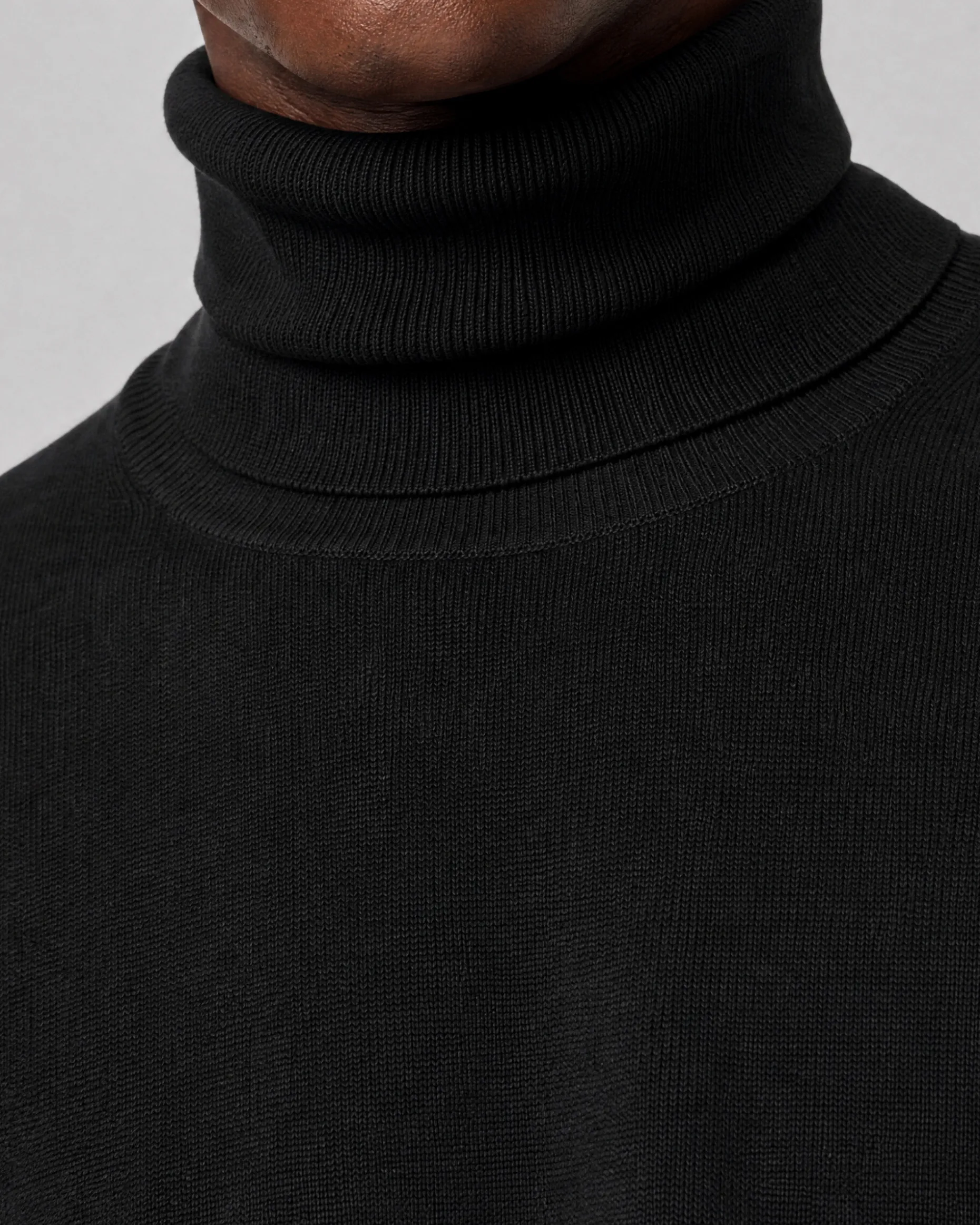 Pull col roulé en laine mérinos noir