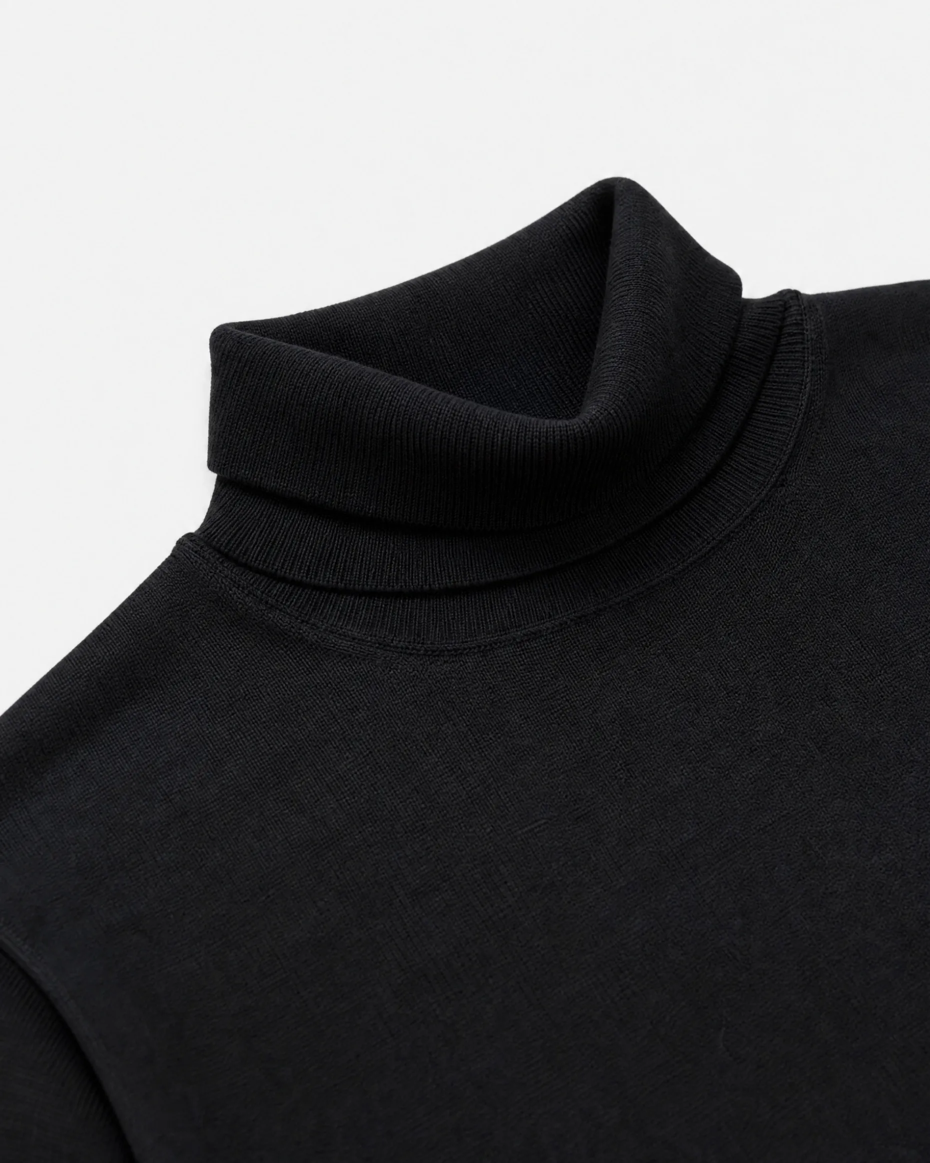Pull col roulé en laine mérinos noir