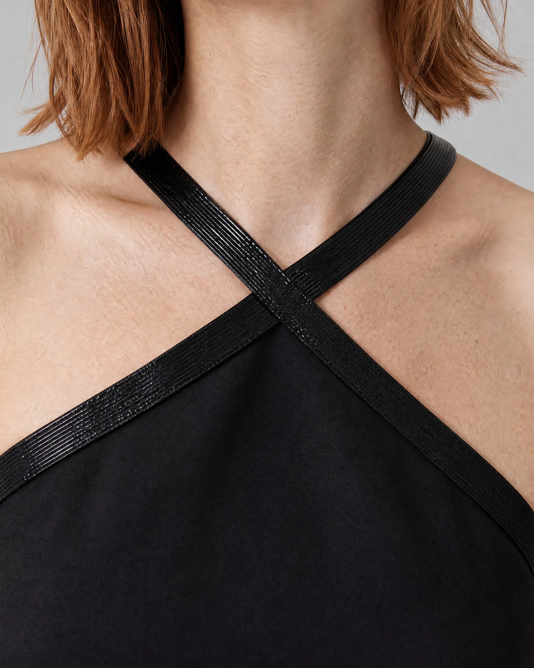 Robe courte avec strass noire