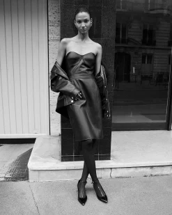 Robe courte bustier en cuir noire