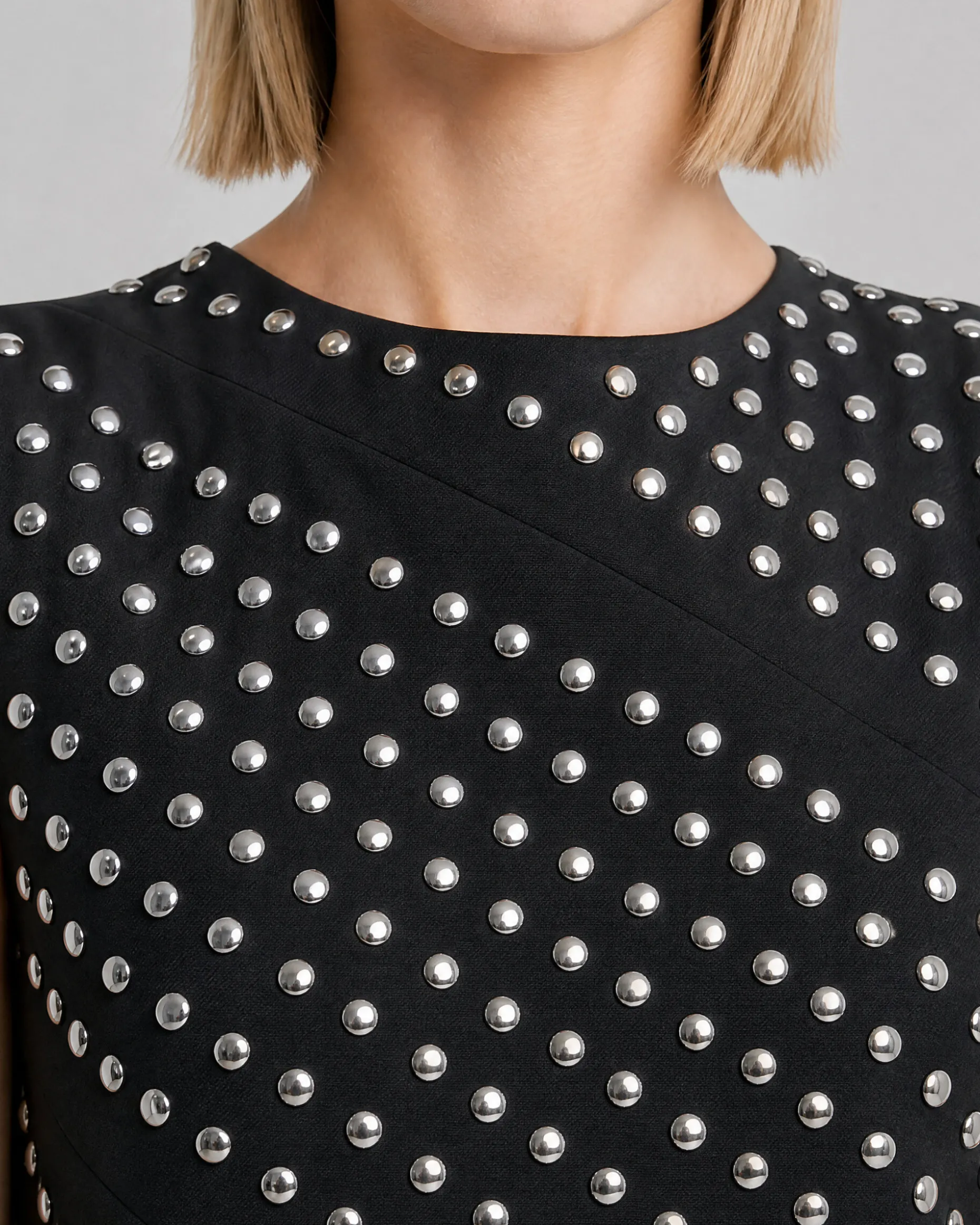 Robe courte cloutée noire