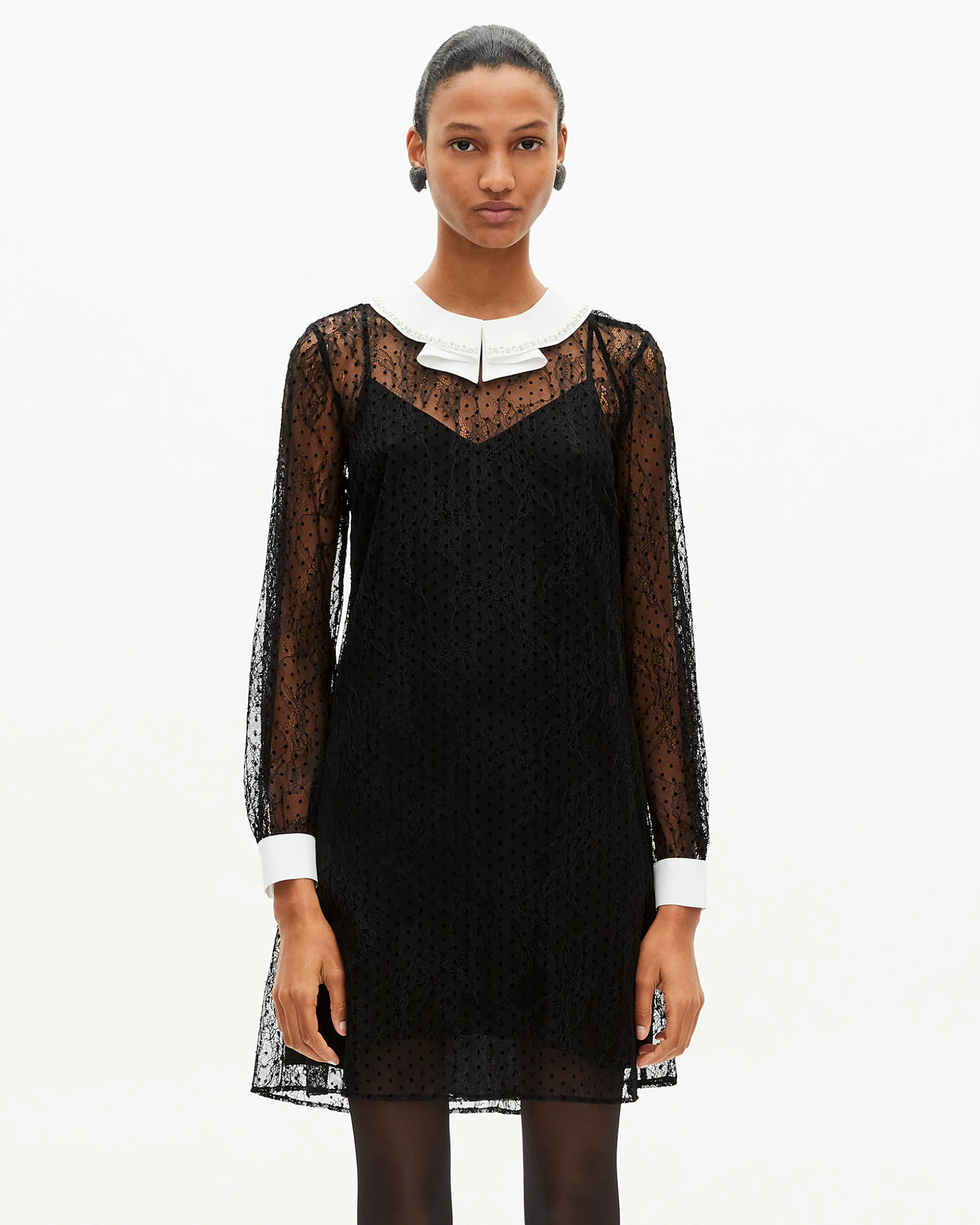 Robe courte en dentelle plumetis et strass noire