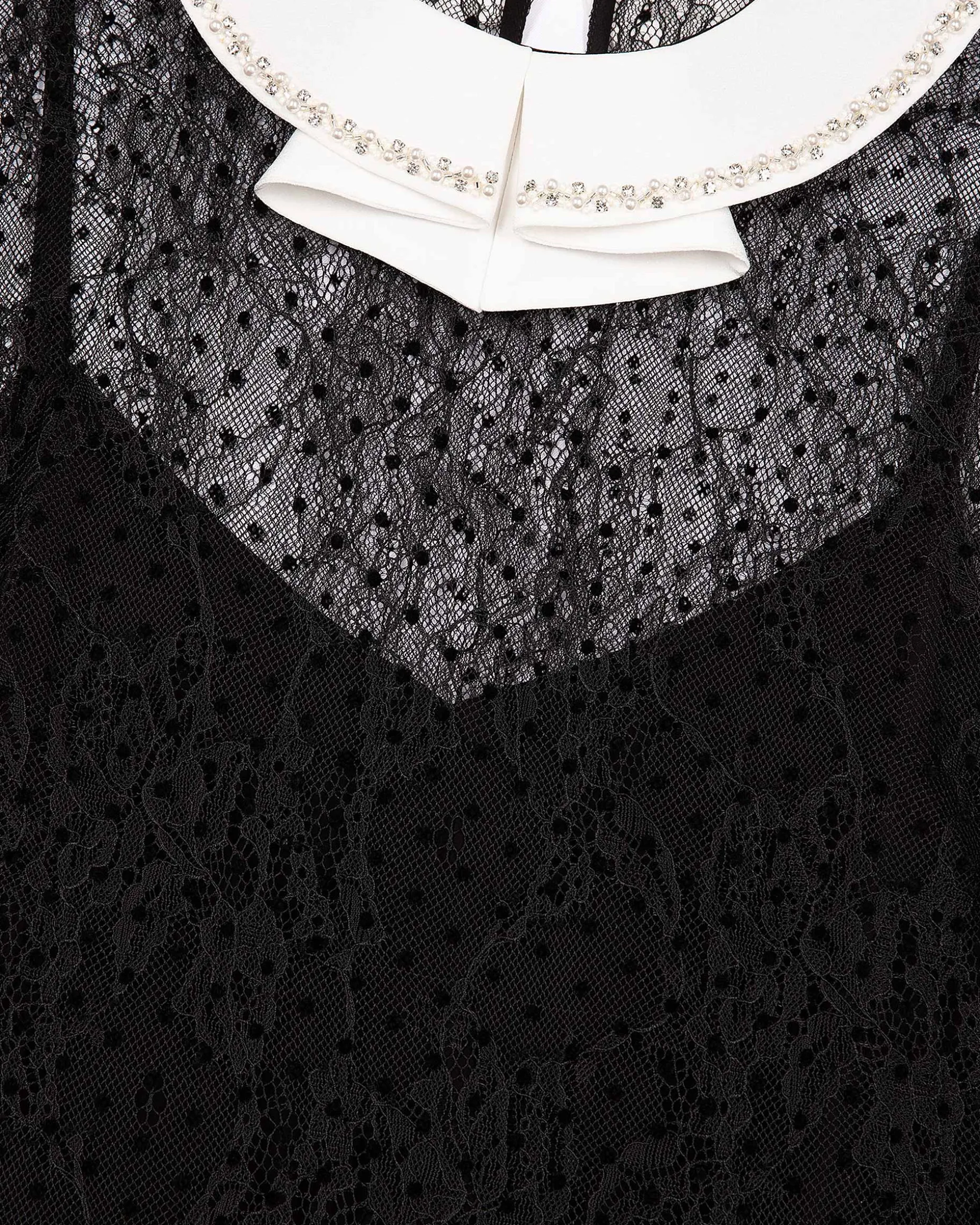 Robe courte en dentelle plumetis et strass noire
