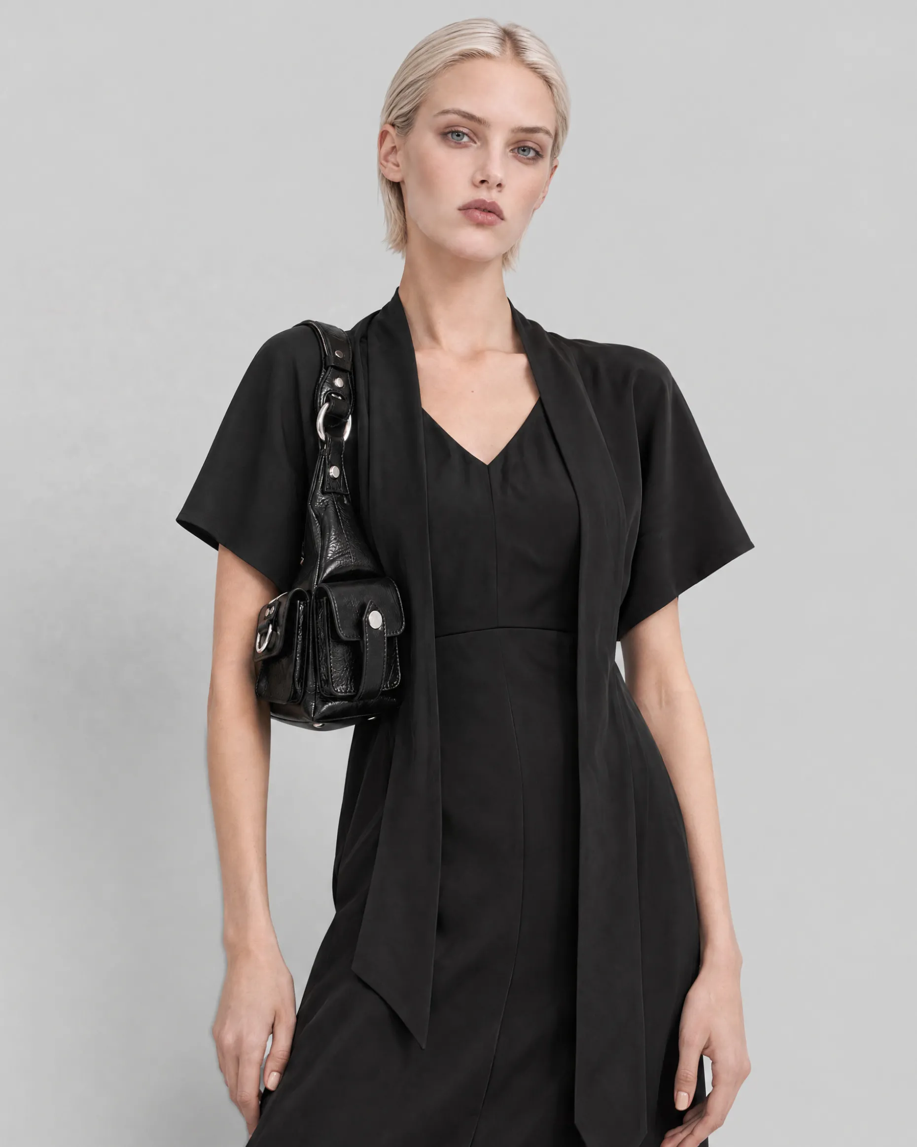 Robe longue col lavallière en satin marron