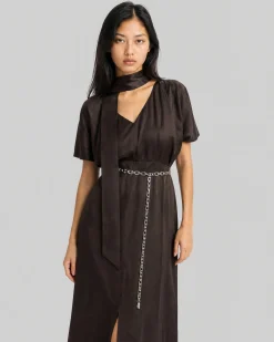 Robe longue col lavallière en satin marron