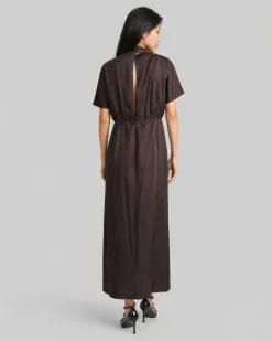 Robe longue col lavallière en satin marron
