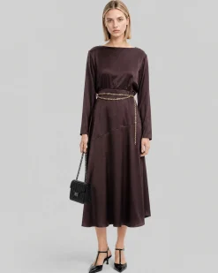 Robe longue en satin avec chaîne dorée marron