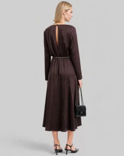 Robe longue en satin avec chaîne dorée marron