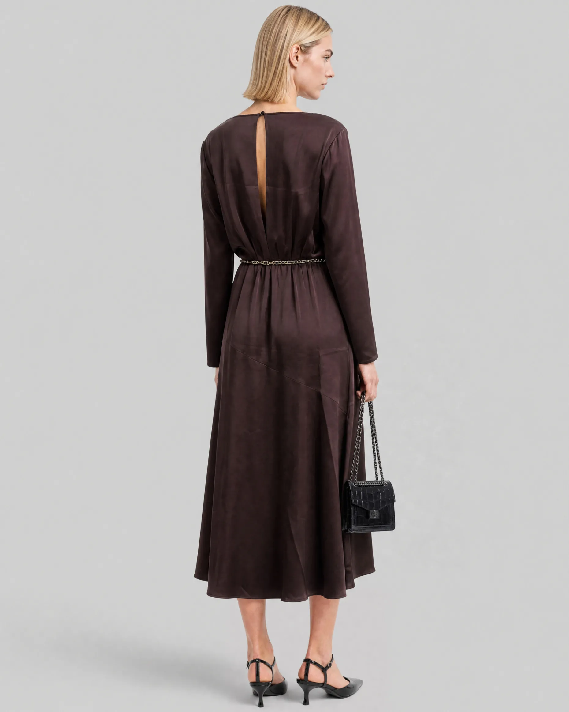 Robe longue en satin avec chaîne dorée marron