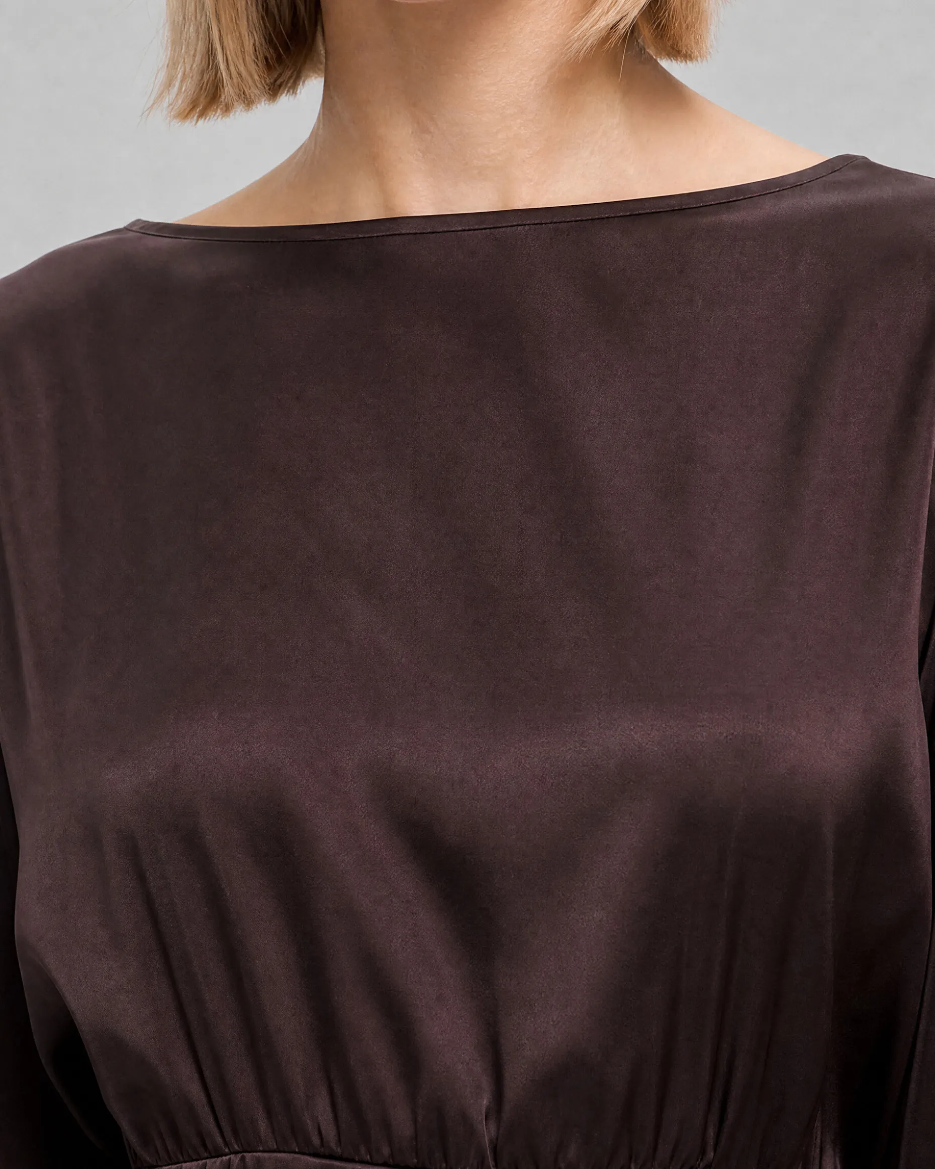 Robe longue en satin avec chaîne dorée marron