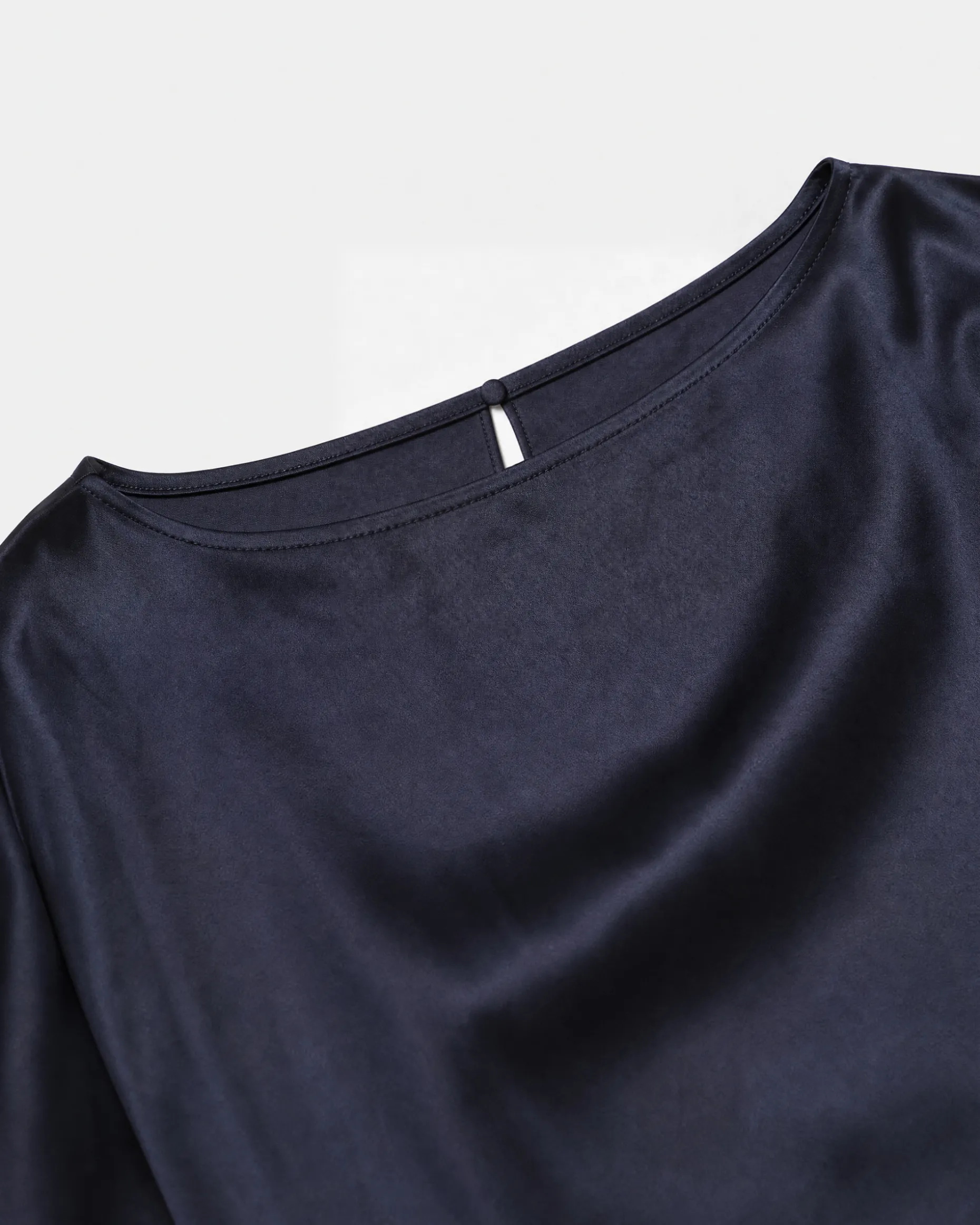 Robe longue en satin avec chaîne dorée marine