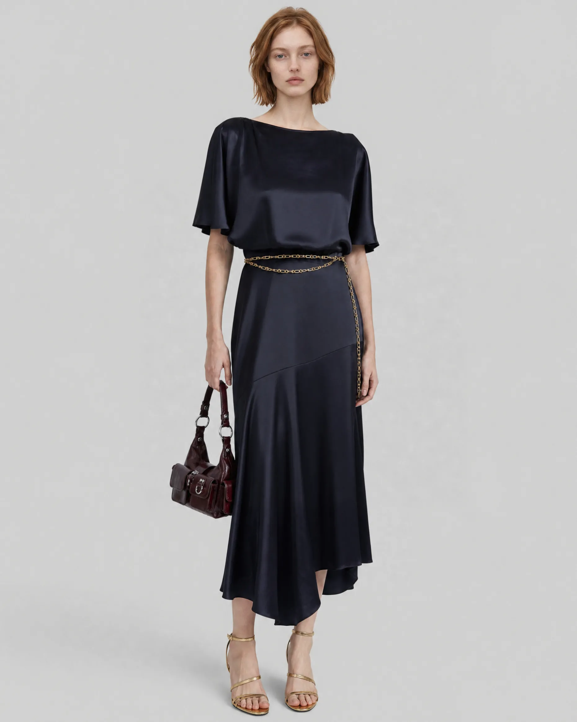 Robe longue en satin avec chaîne dorée marine