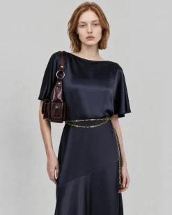 Robe longue en satin avec chaîne dorée marine