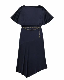 Robe longue en satin avec chaîne dorée marine