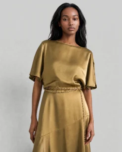 Robe longue en satin avec chaîne dorée olive