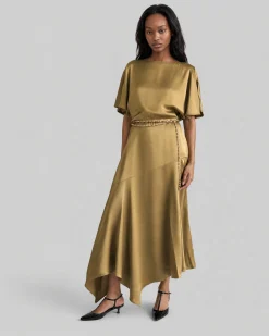 Robe longue en satin avec chaîne dorée olive