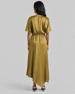 Robe longue en satin avec chaîne dorée olive