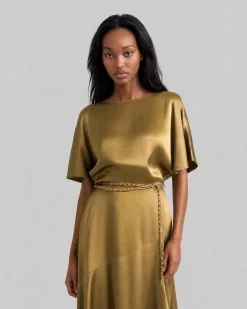 Robe longue en satin avec chaîne dorée olive