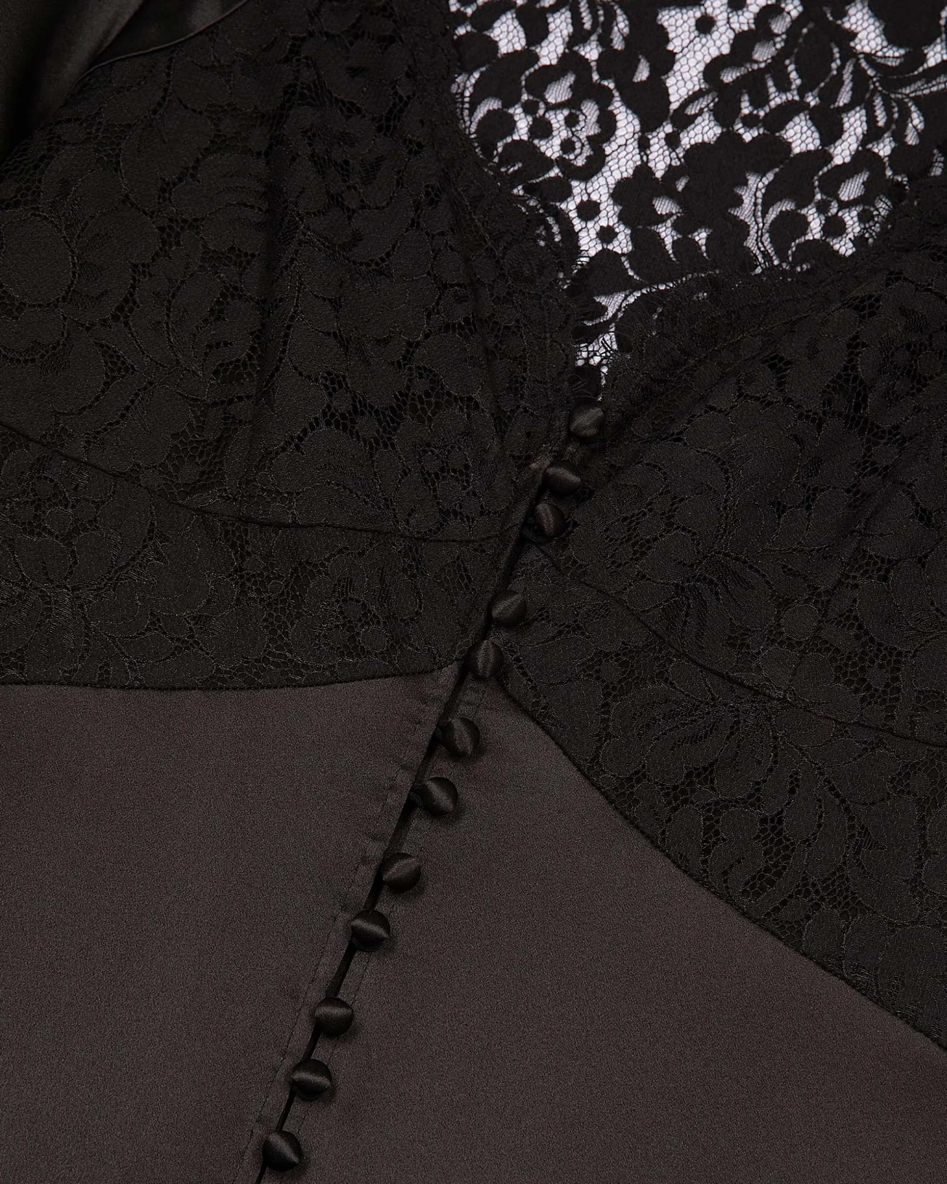 Robe longue en soie avec dentelle noire