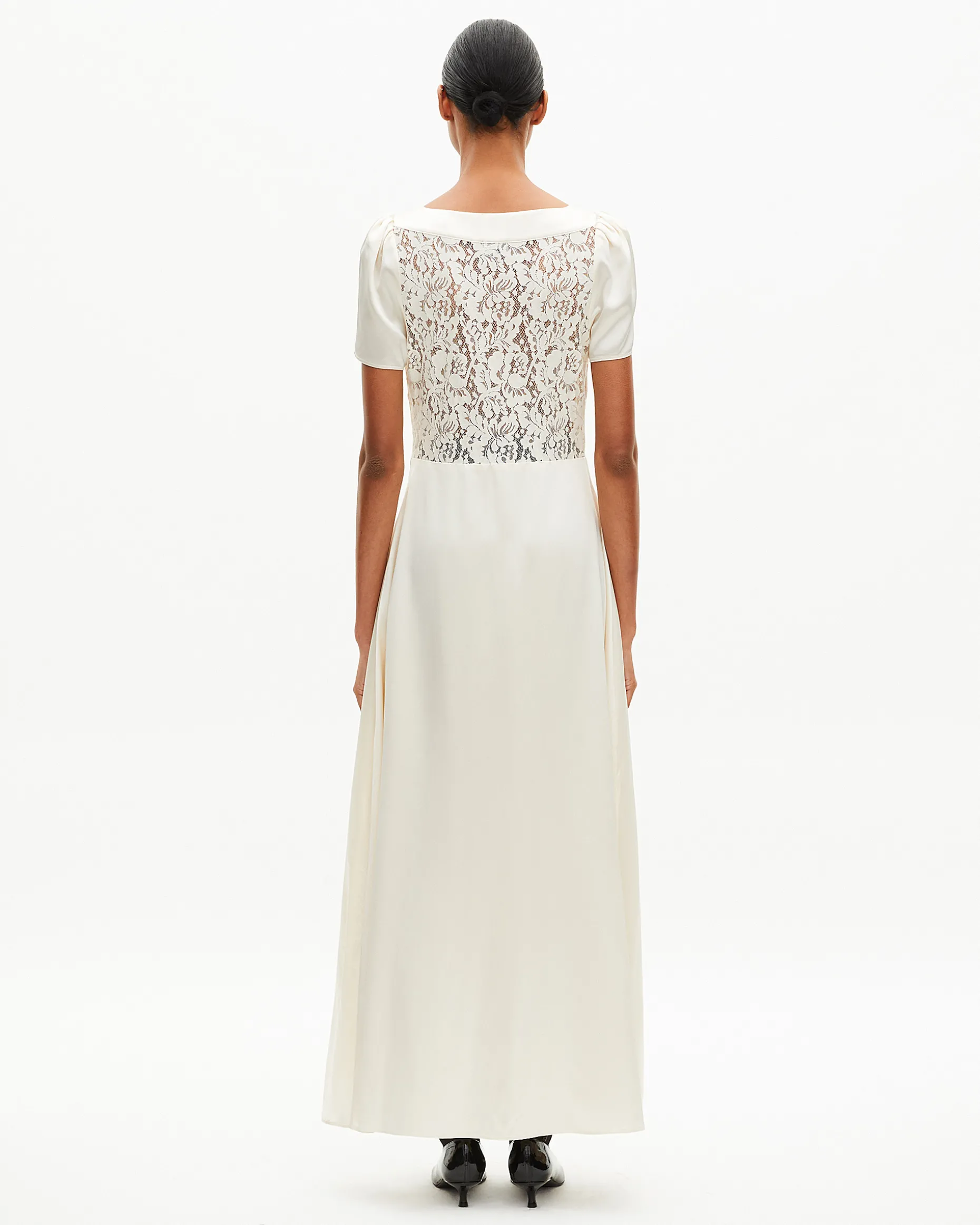 Robe longue en soie avec dentelle ecru