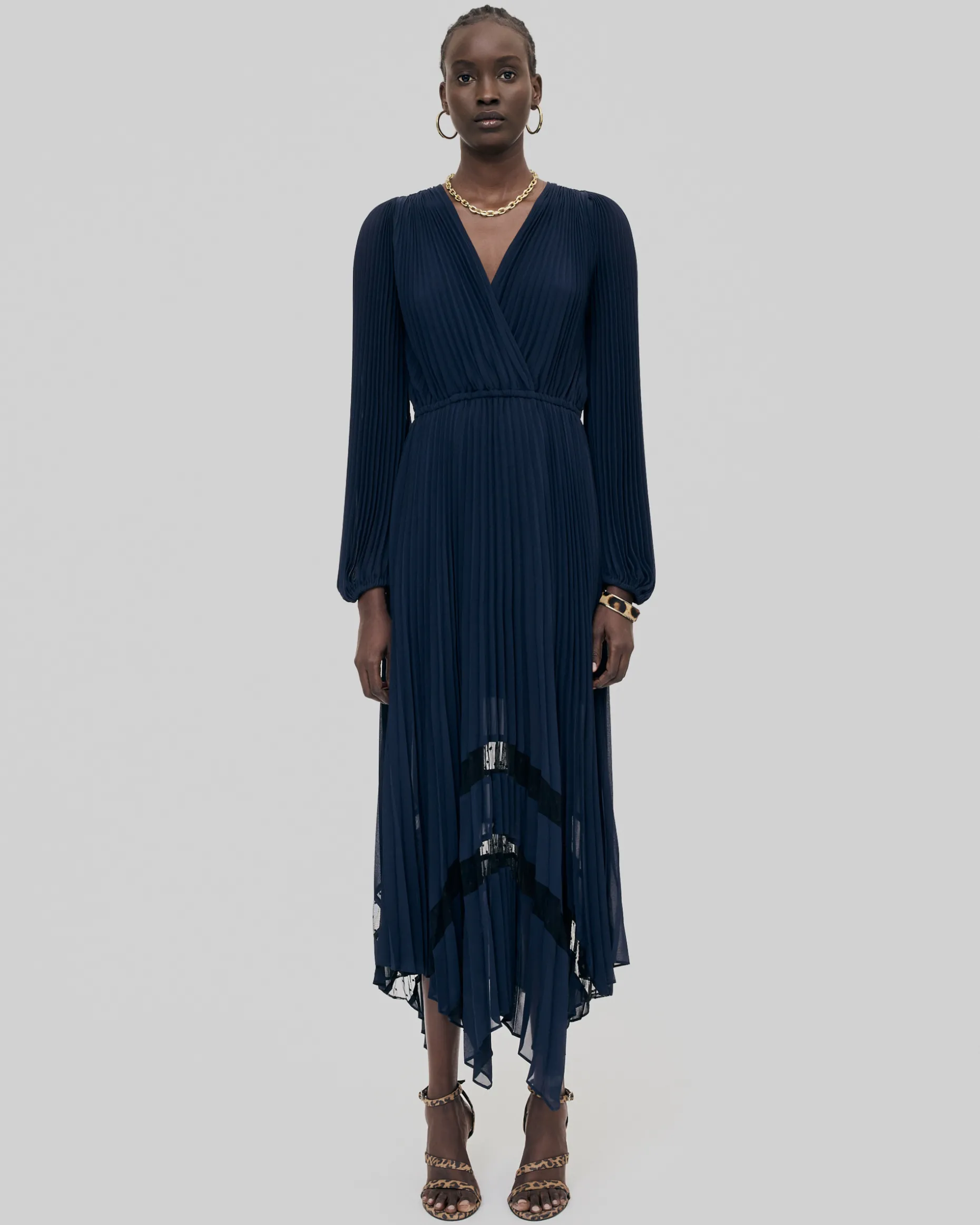 Robe longue plissée avec dentelle bleu marine