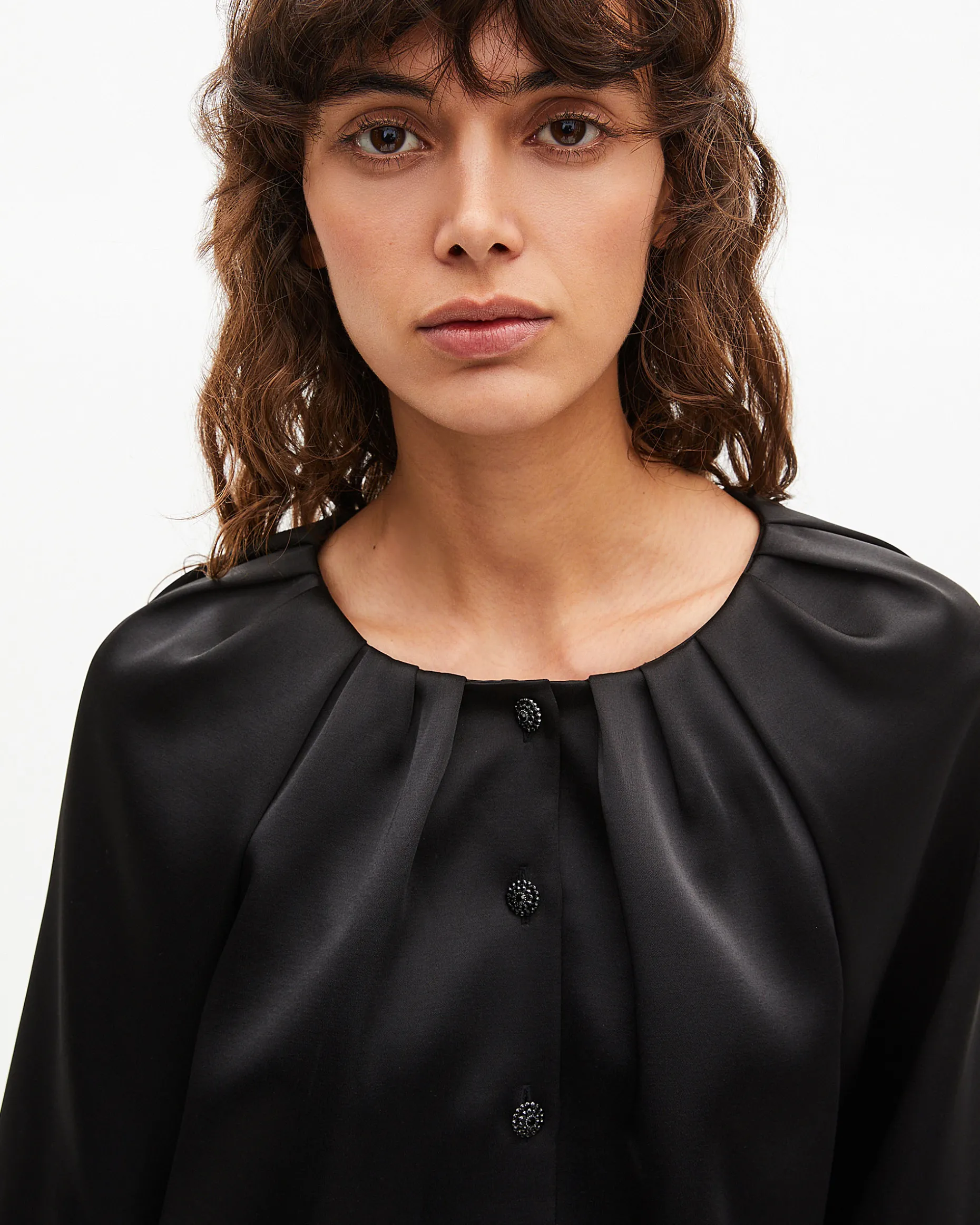 Veste courte effet cape en satin noire