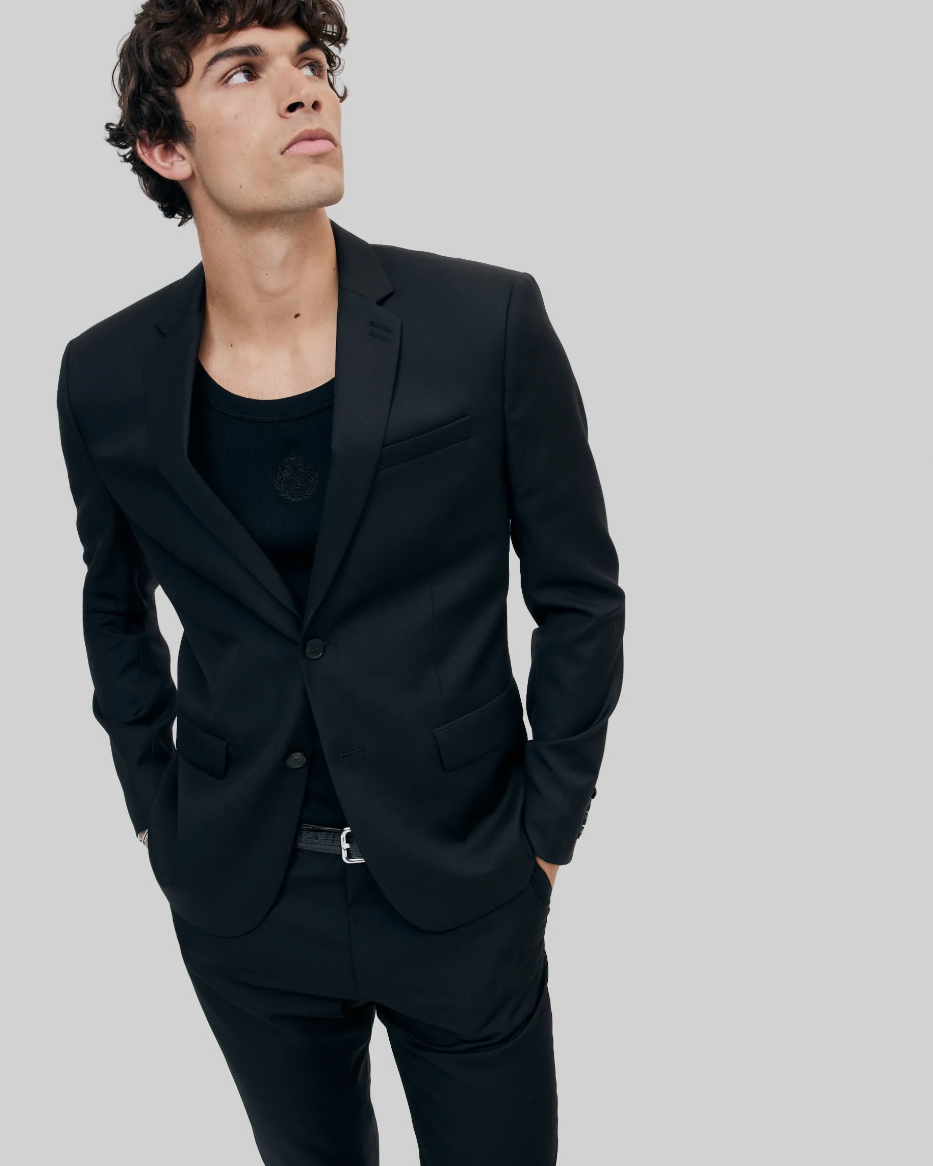 Veste de costume en laine noire coupe tailleur ajustée