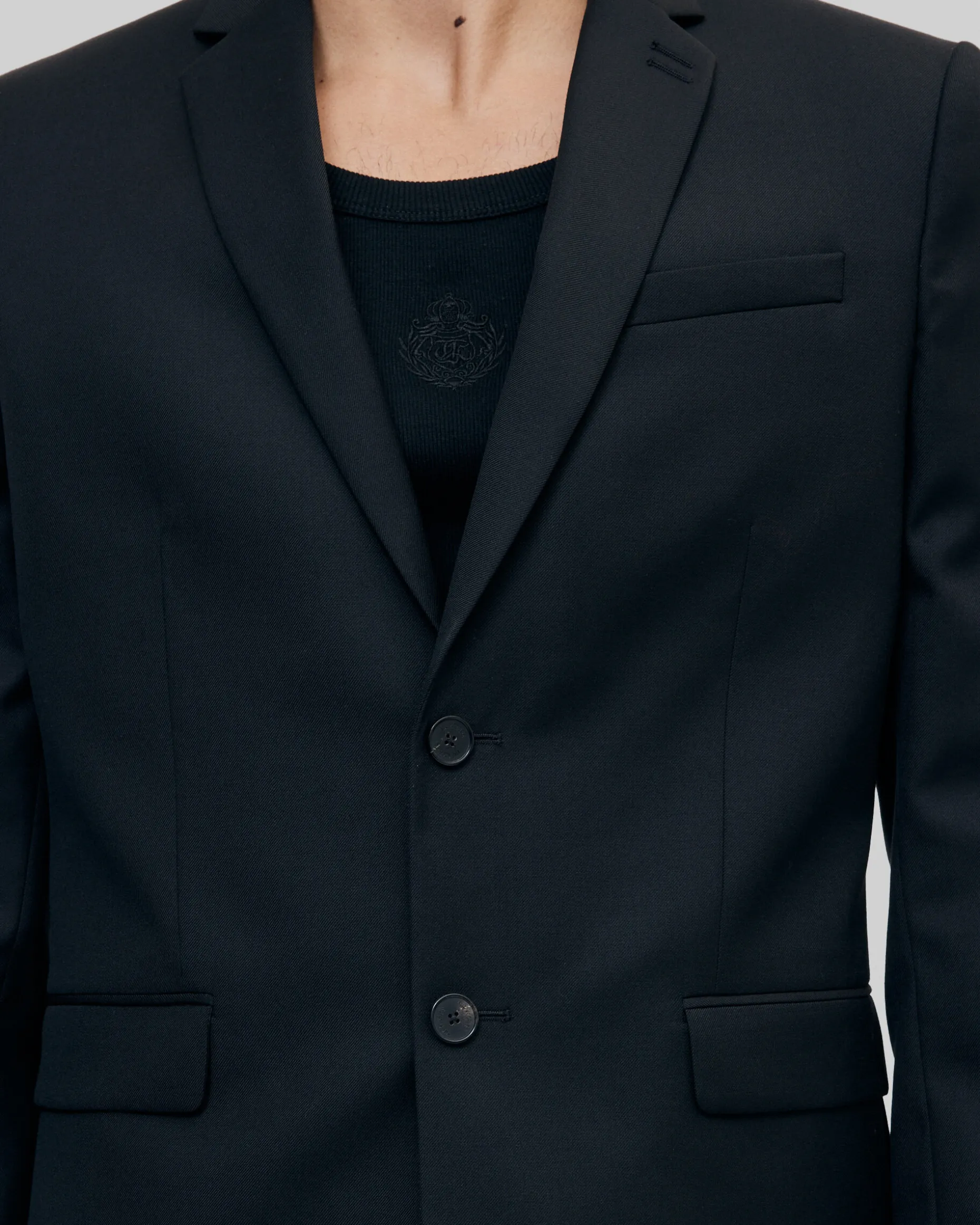 Veste de costume en laine noire coupe tailleur ajustée